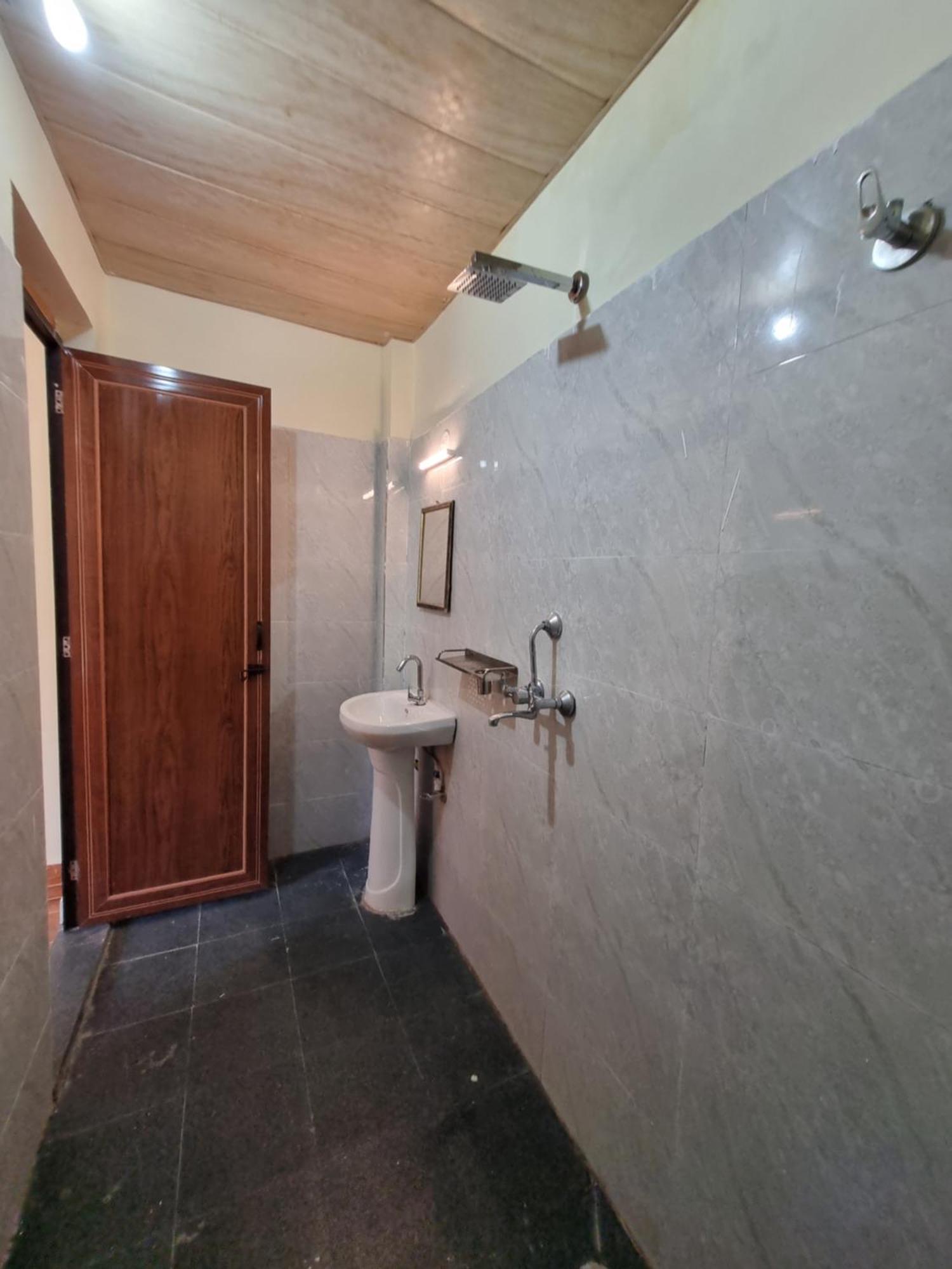 רישיקש Landlopers Hostel מראה חיצוני תמונה